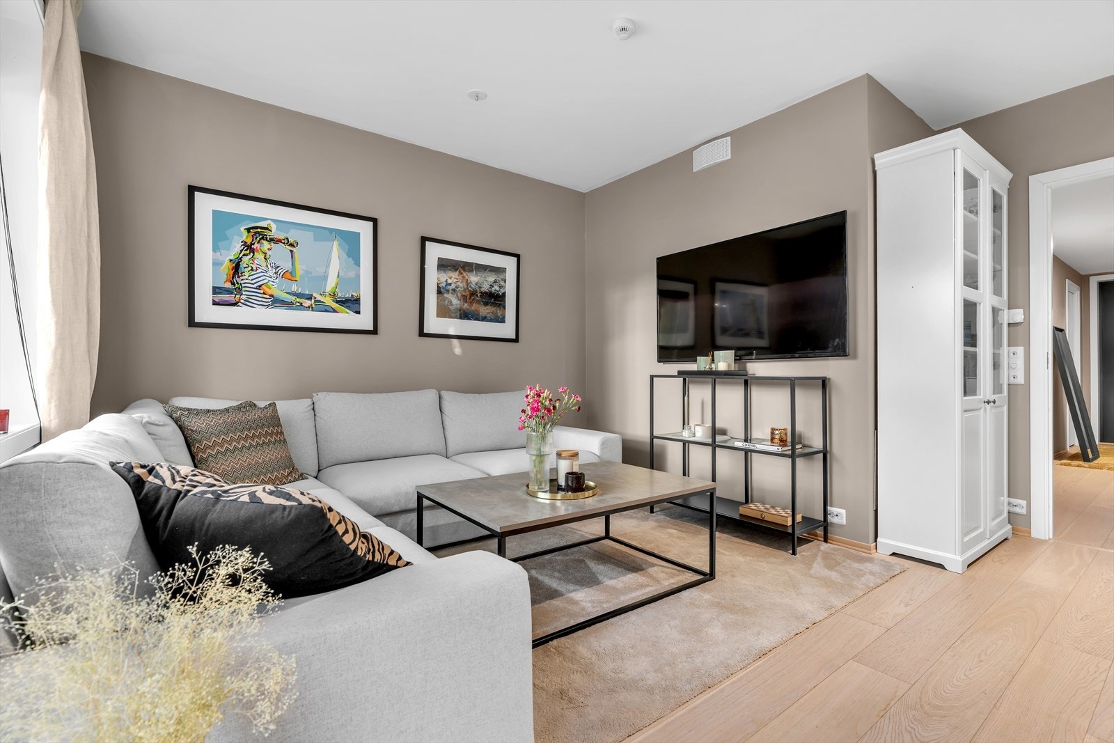 Her møter du slette vegger i moderne farger som skaper en elegant ramme for interiøret. Galleribilde