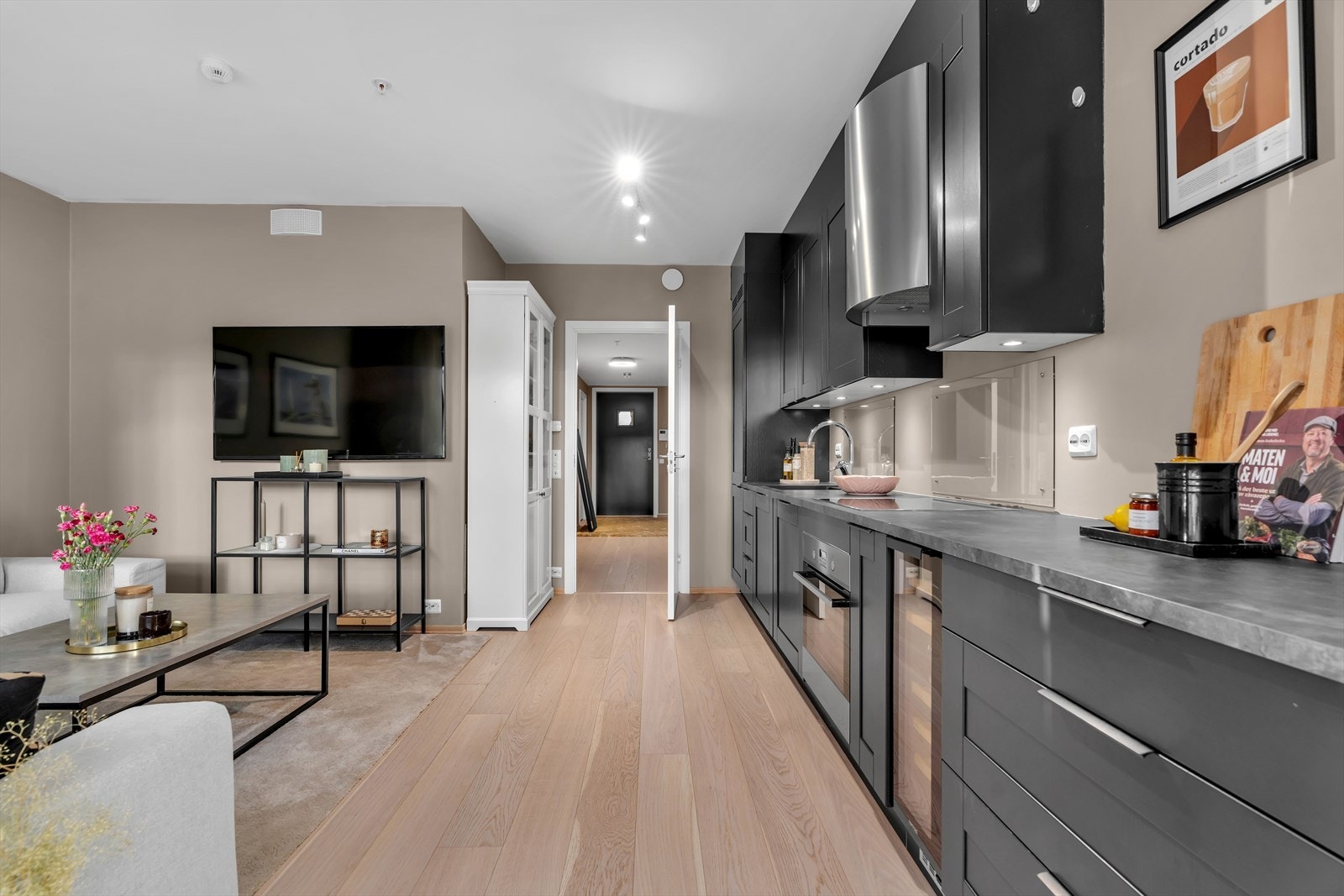 Stuen i denne leiligheten er et lyst og delikat oppholdsrom. Galleribilde