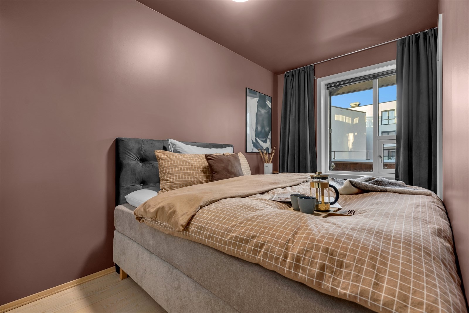 Leilighetens soverom er både romslig og innbydende, med plass til en stor dobbeltseng og ønsket garderobeløsning. De smarte skyvedørene gir praktisk tilgang fra to sider, samtidig som de sparer verdifull gulvplass. Galleribilde