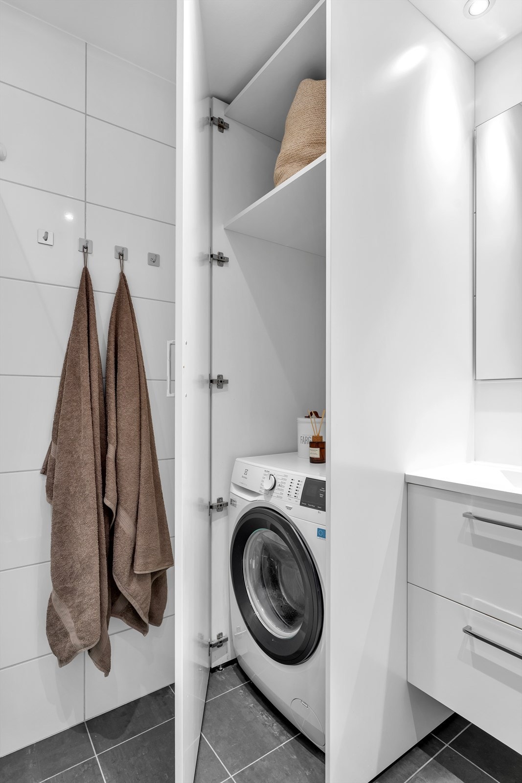 Opplegg til vaskemaskin, diskret skjult i et integrert skap. Galleribilde