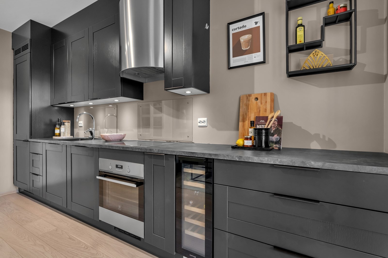 I 2024 ble kjøkkenet ytterligere oppgradert med ny benkeplate og ekstra skuffer. Galleribilde