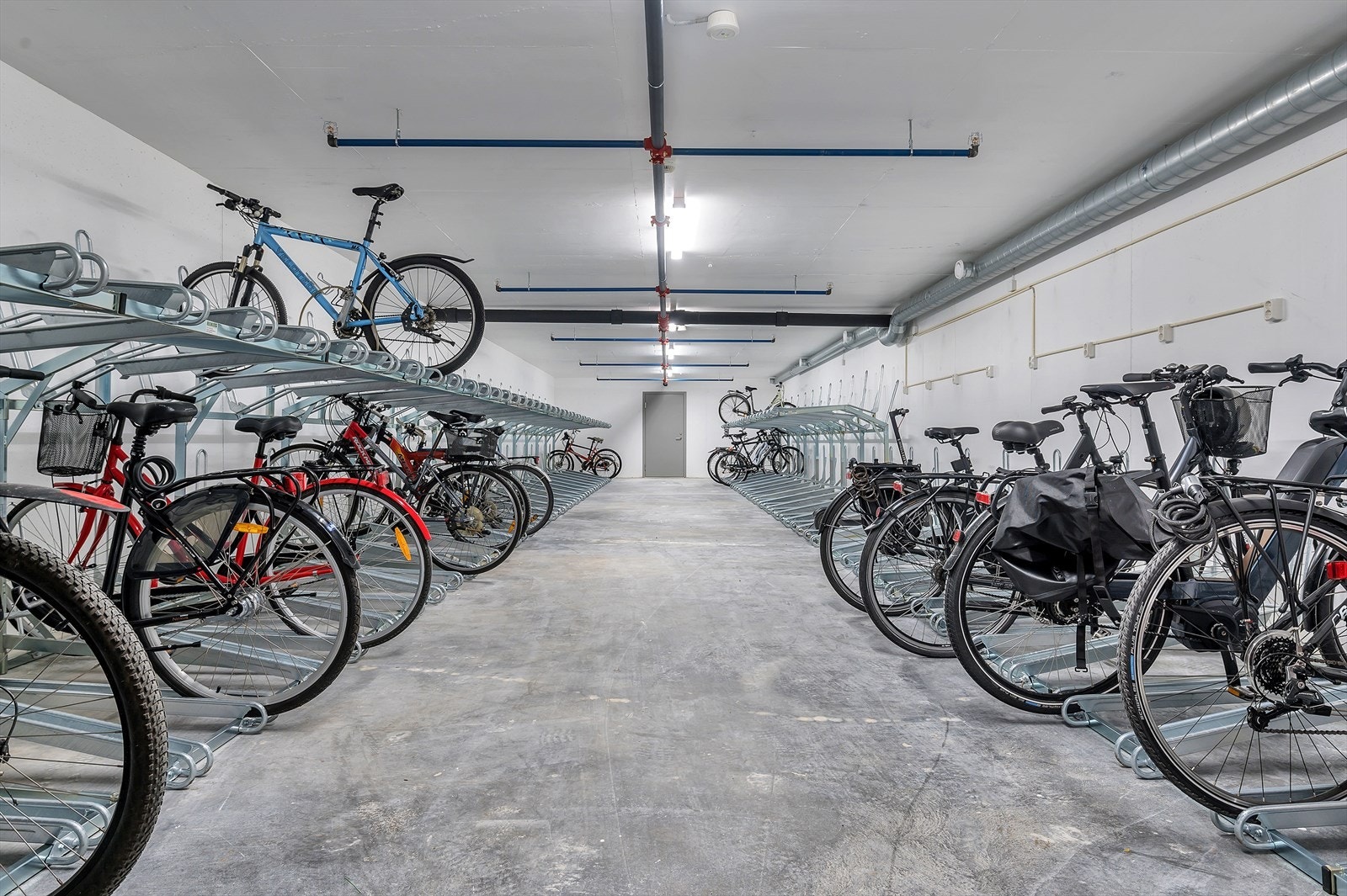 Romslig sykkelparkering. Galleribilde