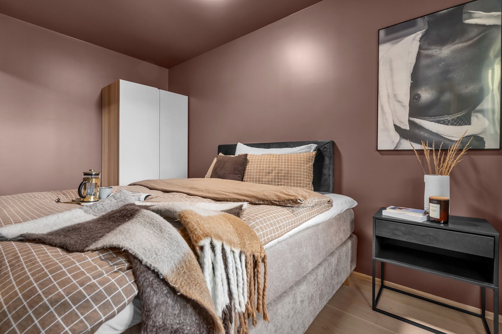 Vegger og tak malt i samme farger som gir en tidløs og stilig kontrast til rommet. Galleribilde