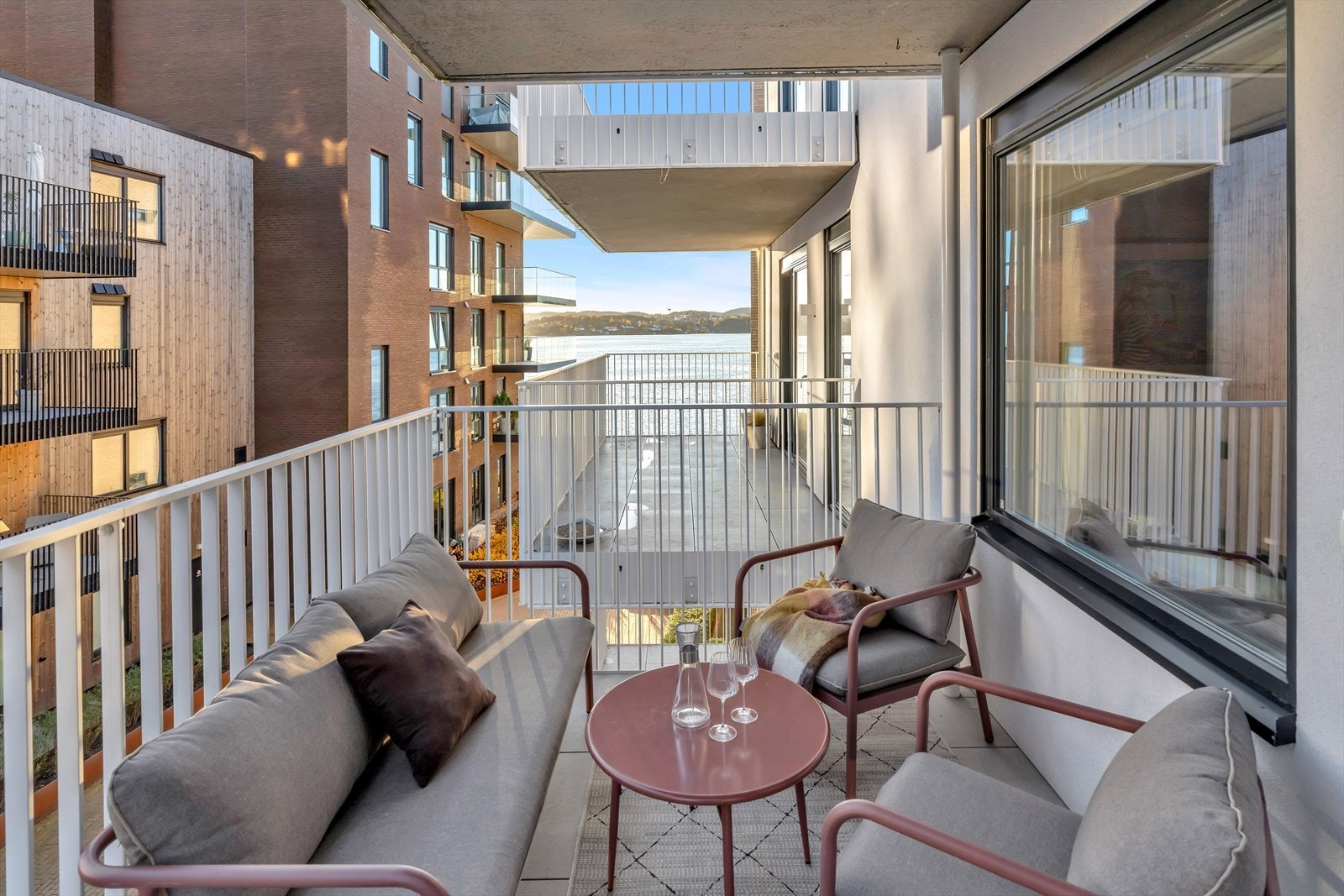 Den sørvendte balkong er et naturlig samlingspunkt og et utmerket sted å nyte late sommerdager. Balkongen er romslig og har plass til både utemøbler og grill, slik at du enkelt kan invitere venner og familie til hyggelige stunder i frisk sjøluft. Galleribilde