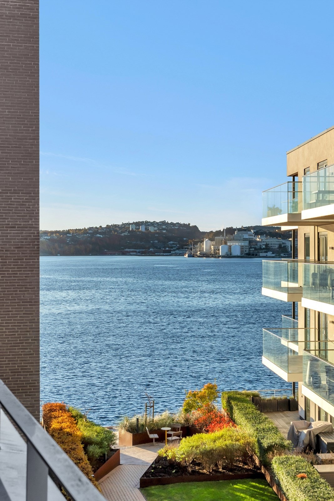 Leiligheten har en flott, sjønær beliggenhet og fra leiligheten har du gangavstand til det meste du trenger i hverdagen. Galleribilde