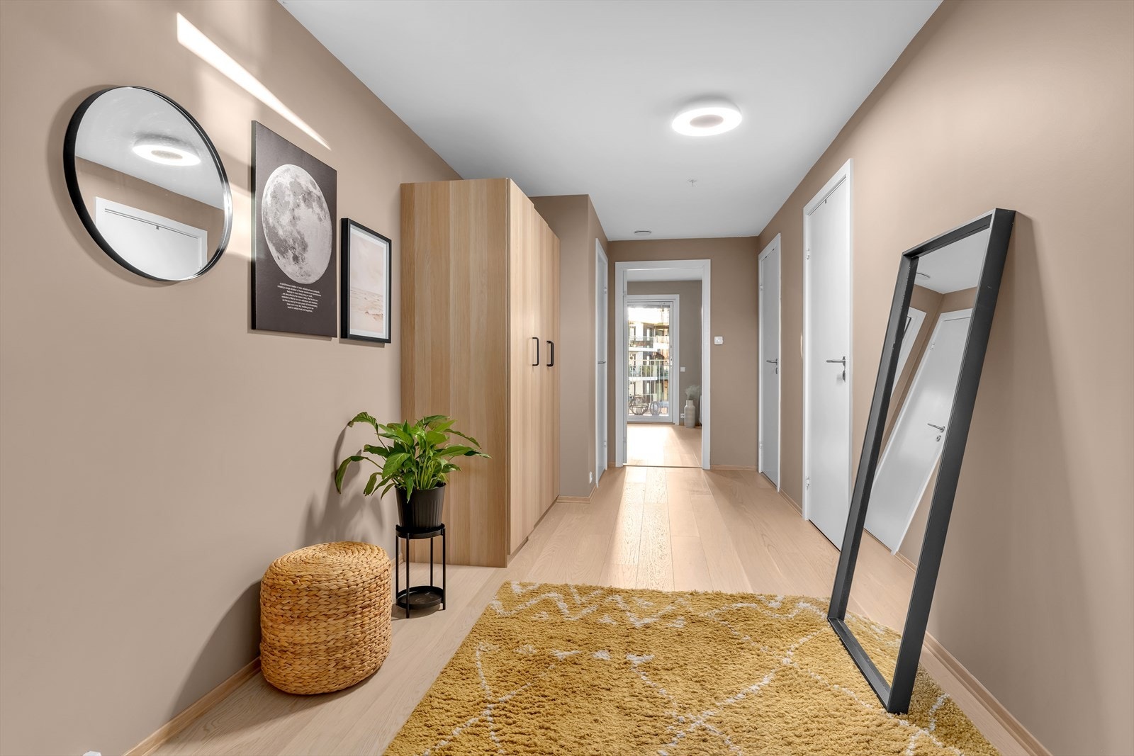 Vannbåren varme i gulvet sørger for en lun og behagelig atmosfære, perfekt for kalde dager. Callinganlegg med lys og bilde er strategisk plassert ved inngangsdøren. Galleribilde