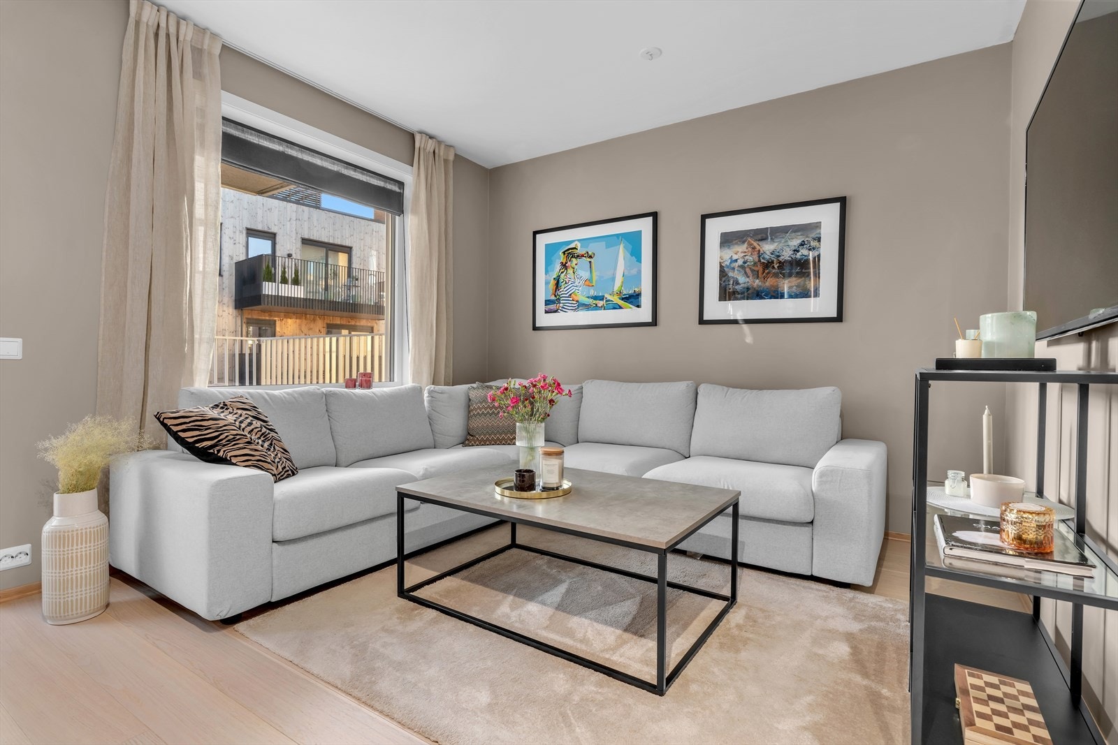 Den flotte enstavs parketten understreker den gjennomgående kvaliteten, mens vannbåren varme i gulvet sørger for en lun og behagelig atmosfære. Galleribilde