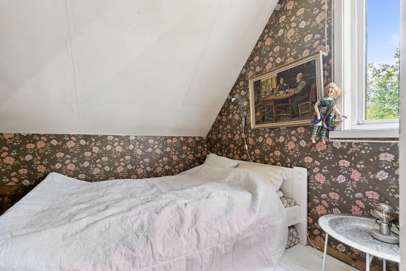 Tapet fra 50-tallet gir et nostalgisk preg på soverommet mot sørøst. Galleribilde