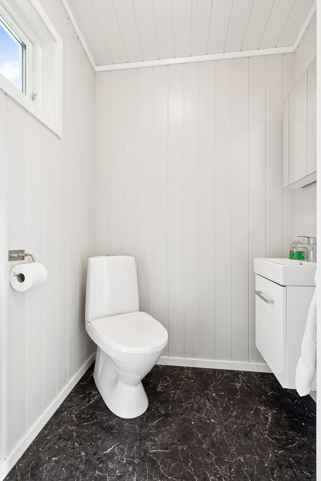 Praktisk med toalettrom i hovedetasjen. Galleribilde