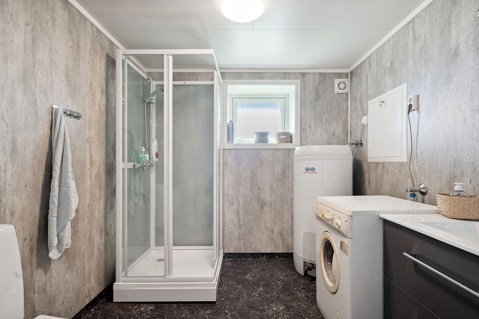 Baderommet ligger i kjeller og innehar alle fasiliteter man trenger på et slikt rom. Det har en fin størrelse til formålet og skulle man ønske det har man mulighet for ekstra møblement. Galleribilde