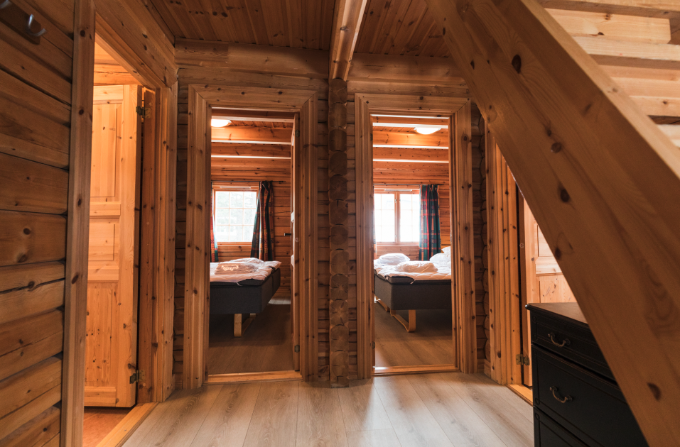 Bilde av soverom 1 og 2 med trapp opp til hems. Galleribilde