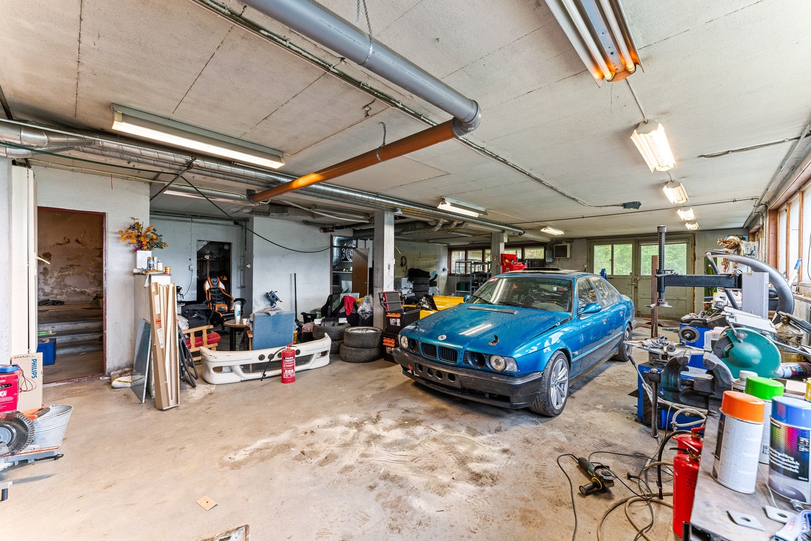 Underetasjen er på hele 197 kvm og rommer flere hobbyrom og verksted, teknisk rom og trapperom. Her er det gode muligheter for ulike aktiviteter, lagring eller verkstedarbeid etter behov. Galleribilde