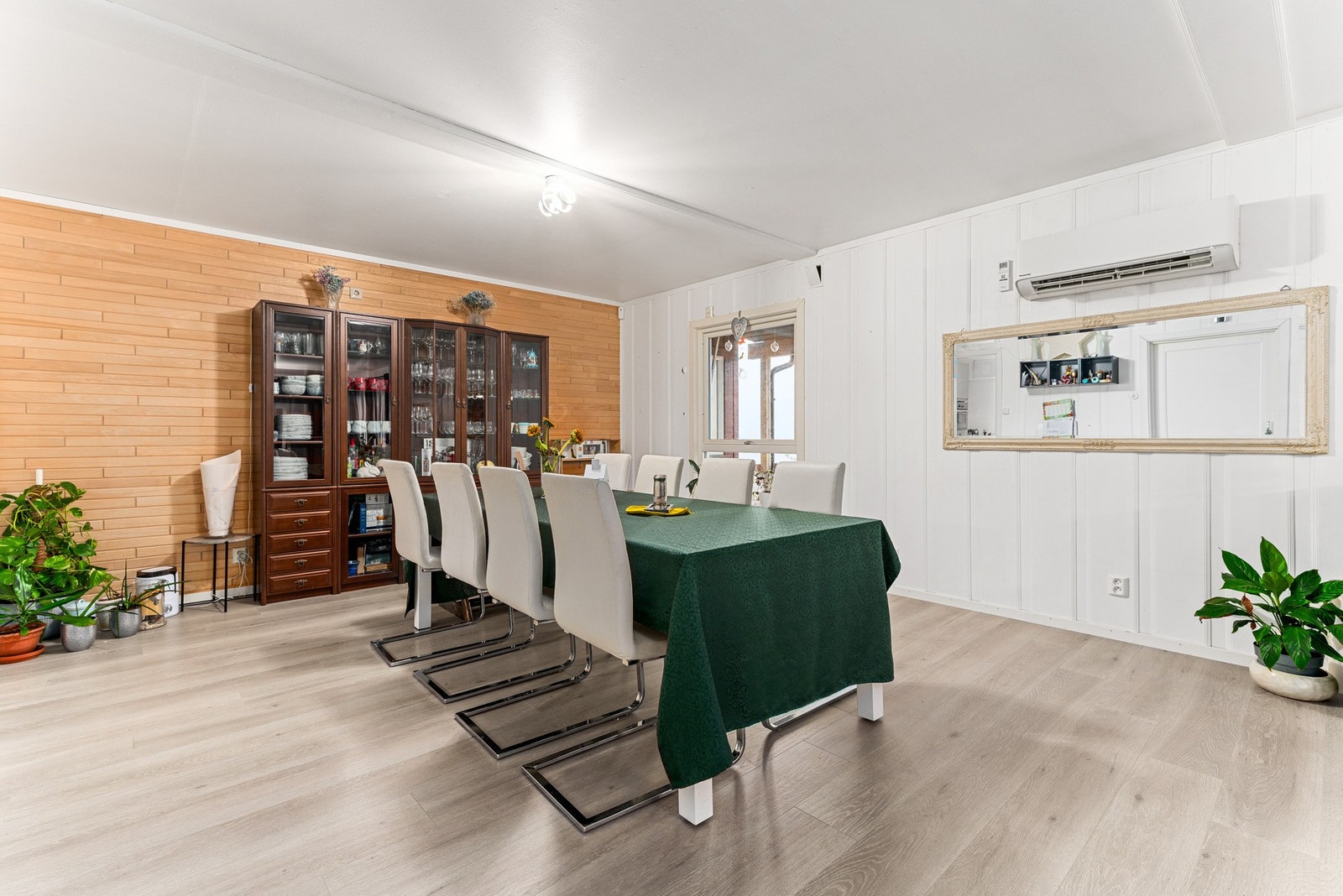 En hyggelig peis og en moderne varmepumpe fra 2023 som bidrar til en behagelig innetemperatur året rundt. Galleribilde