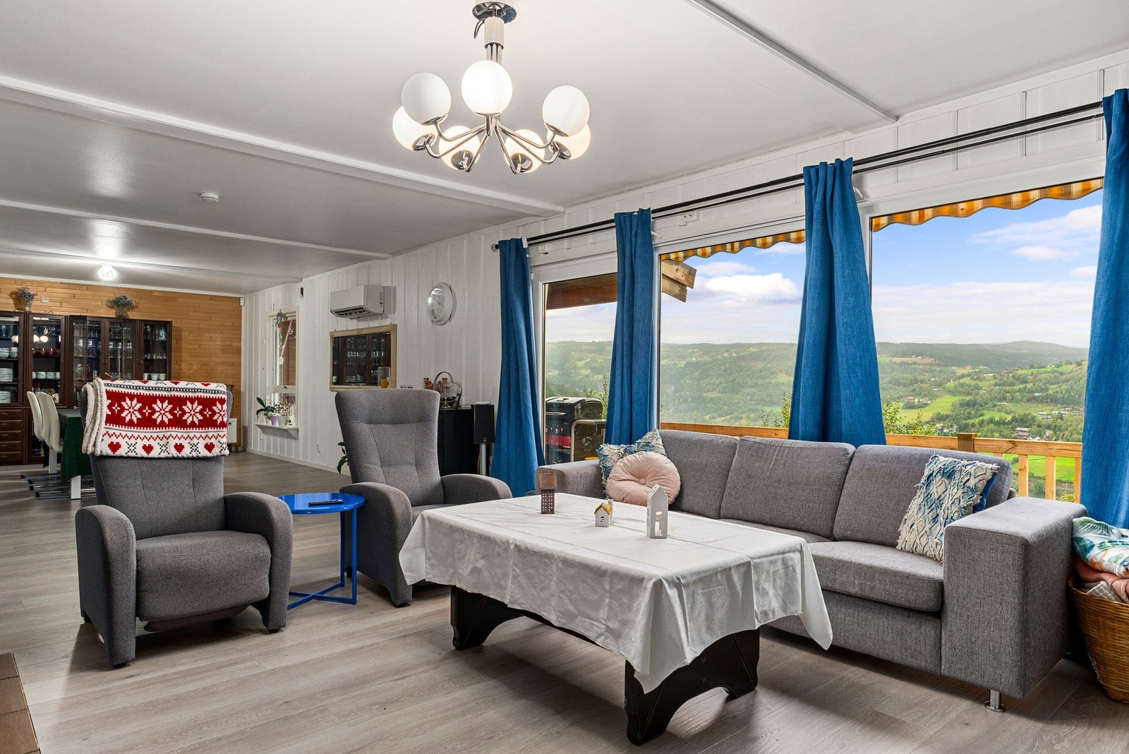 Stue og spisestue har store vindusflater som slipper inn rikelig med naturlig lys og gir en flott utsikt. Galleribilde