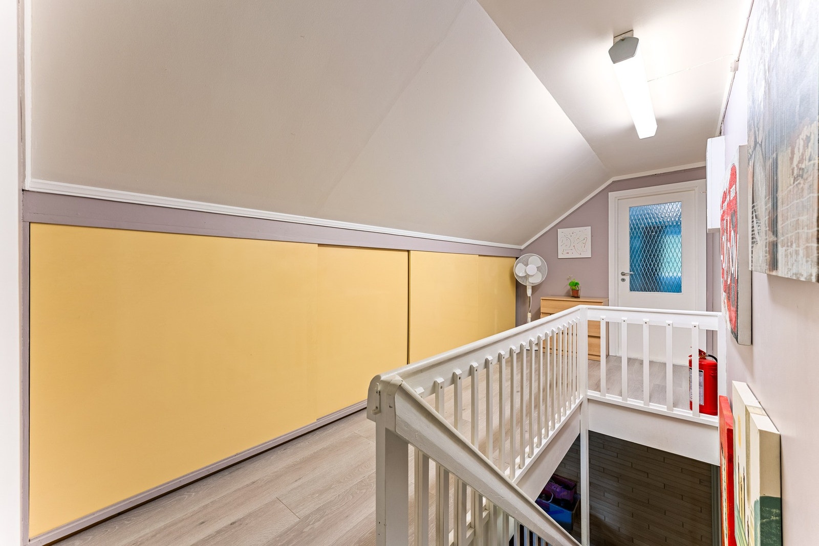 En praktisk gang som gir ekstra lagringsplass. Galleribilde