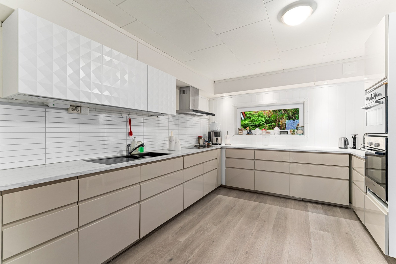 Delikat og romslig kjøkken, med kjøkkeninnredning og hvitevarer fra 2020. Oppvaskmaskinen ble byttet i 2022. Galleribilde