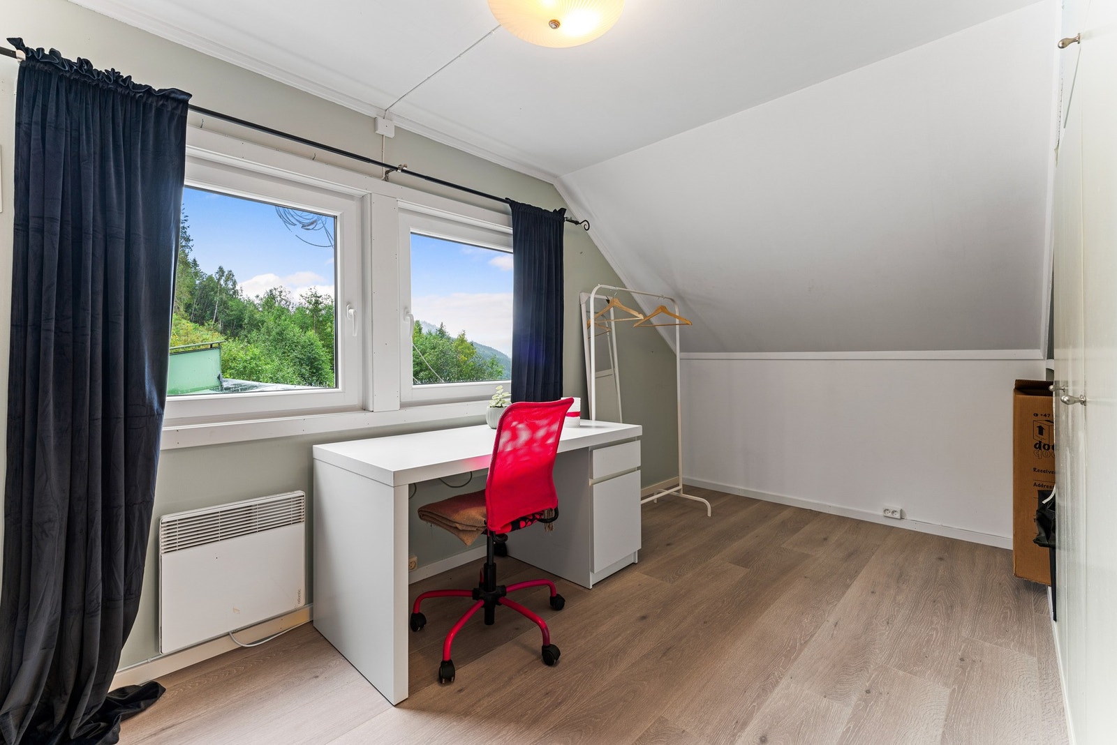 Alle soverommene har god plass til dobbeltseng og garderobeløsning. Galleribilde