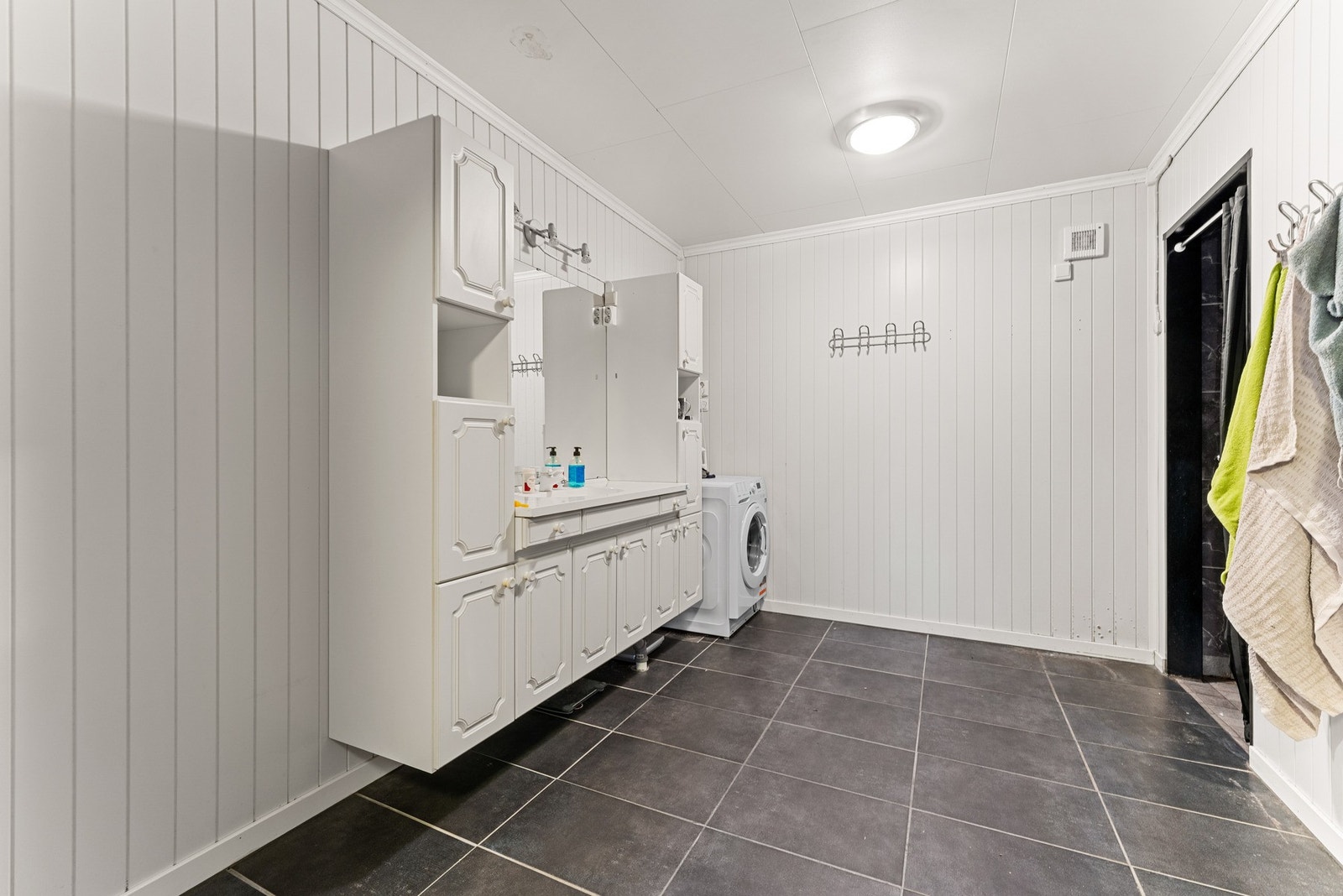 Badet i leiligheten ble etablert som nytt våtrom i 2013. Badet er svært romslig og har innredning med servant, dusjhjørne samt opplegg for vaskemaskin. Galleribilde