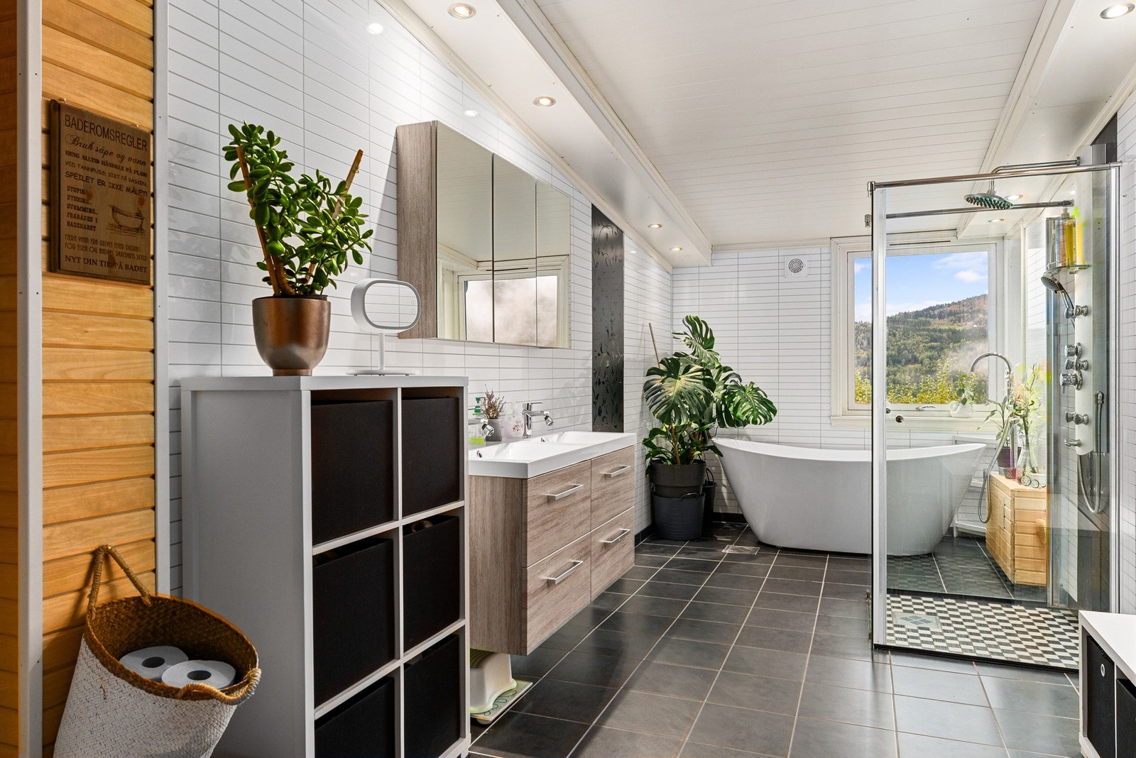 Badet i hoveddelen ble totalrenovert i 2019 og holder en moderne standard. Galleribilde