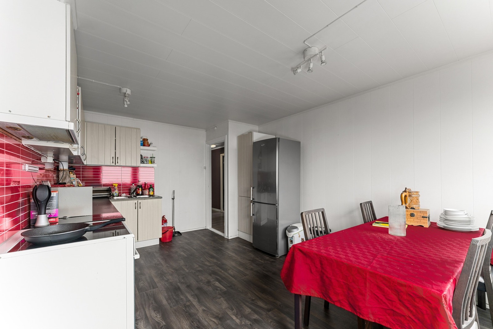 Leiligheten består av en entré, gang, stue, kjøkken, tre soverom, bad og separat toalettrom. Kjøkkenet ble fornyet i 2013. Galleribilde