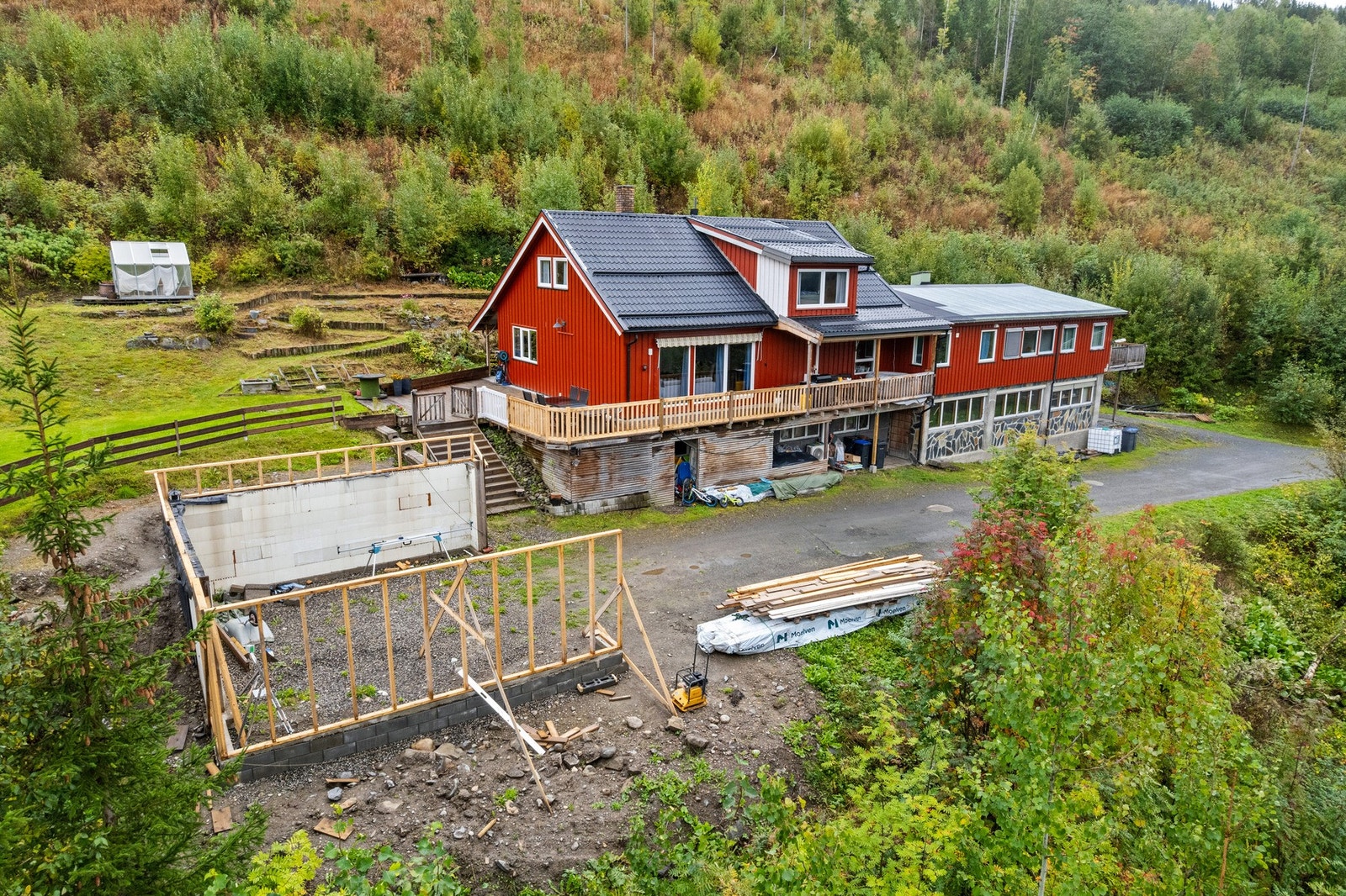 På eiendommen er det en garasje under oppføring. Kjøper overtar eiendommen slik den fremstår i dag. Galleribilde