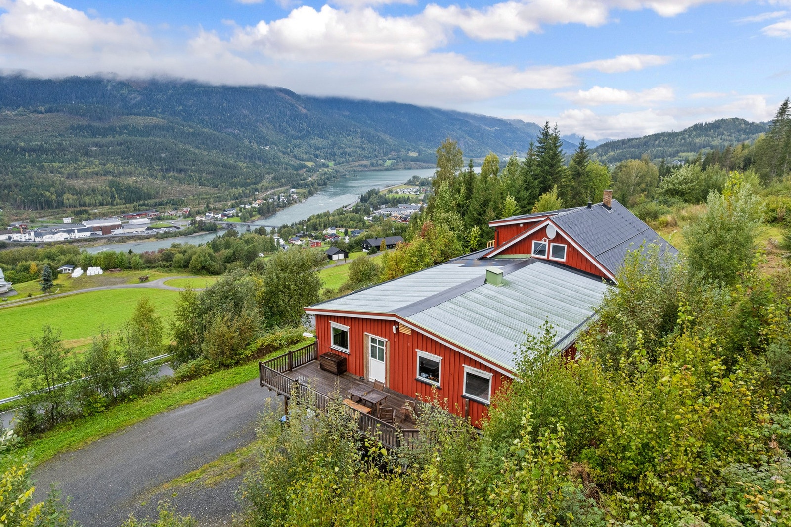 Her bor du høyt og fritt, omgitt av vakker natur, samtidig som du har kort vei til alt du trenger i hverdagen. Galleribilde