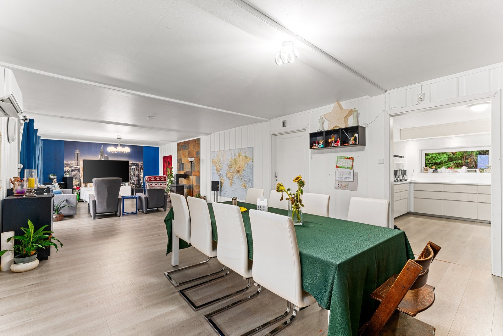 Hoveddelen byr på store og luftige rom, med gode møbleringsmuligheter og lyse overflater. Galleribilde