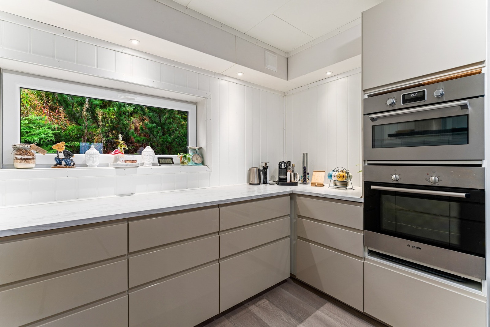 Her er det godt med både skap- og benkeplass, samt integrerte hvitevarer som oppvaskmaskin, platetopp, stekeovn og mikrobølgeovn. Galleribilde