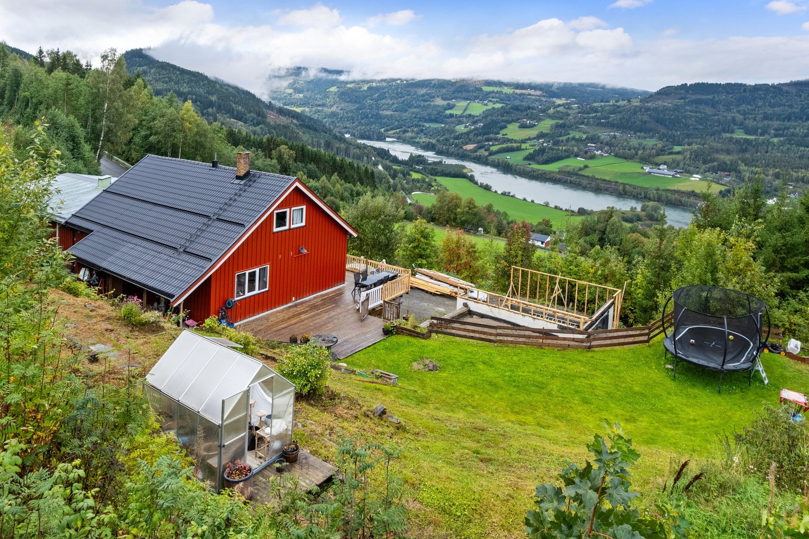 Velkommen til Sør-Trettenvegen 180A - En innholdsrik bolig med to boenheter, fine utearealer og god utsikt! Galleribilde