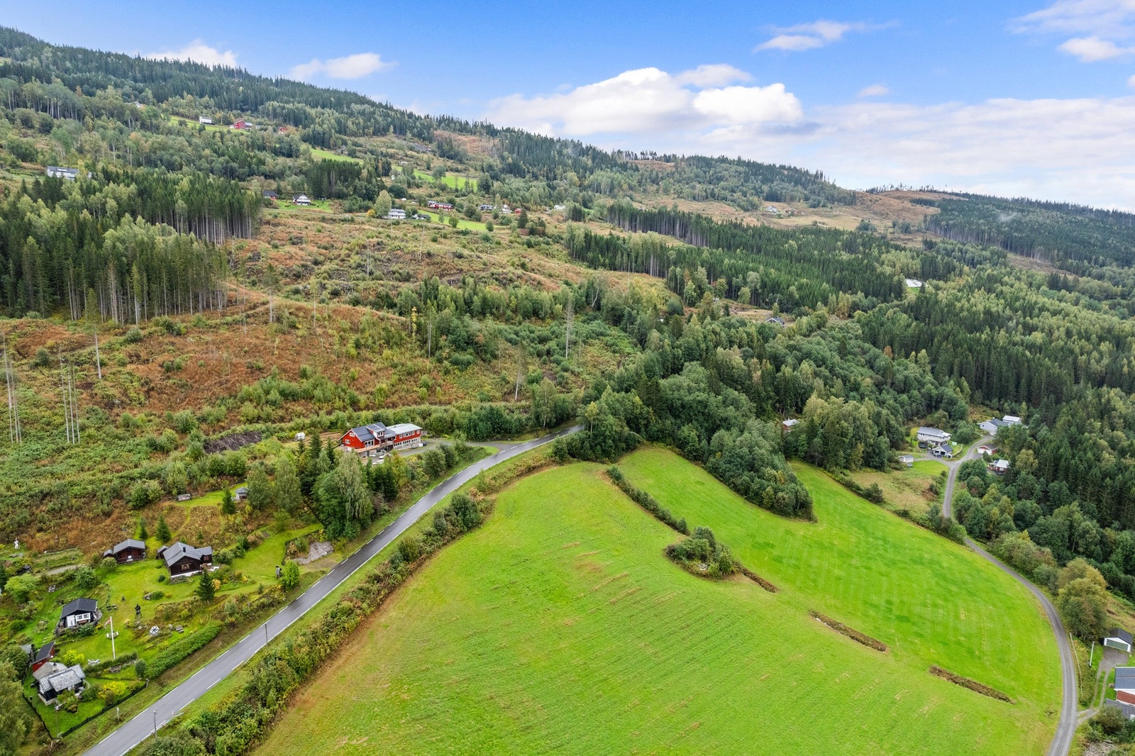 Eiendommen består av to tomter med et samlet areal på 2 885 kvm. Galleribilde