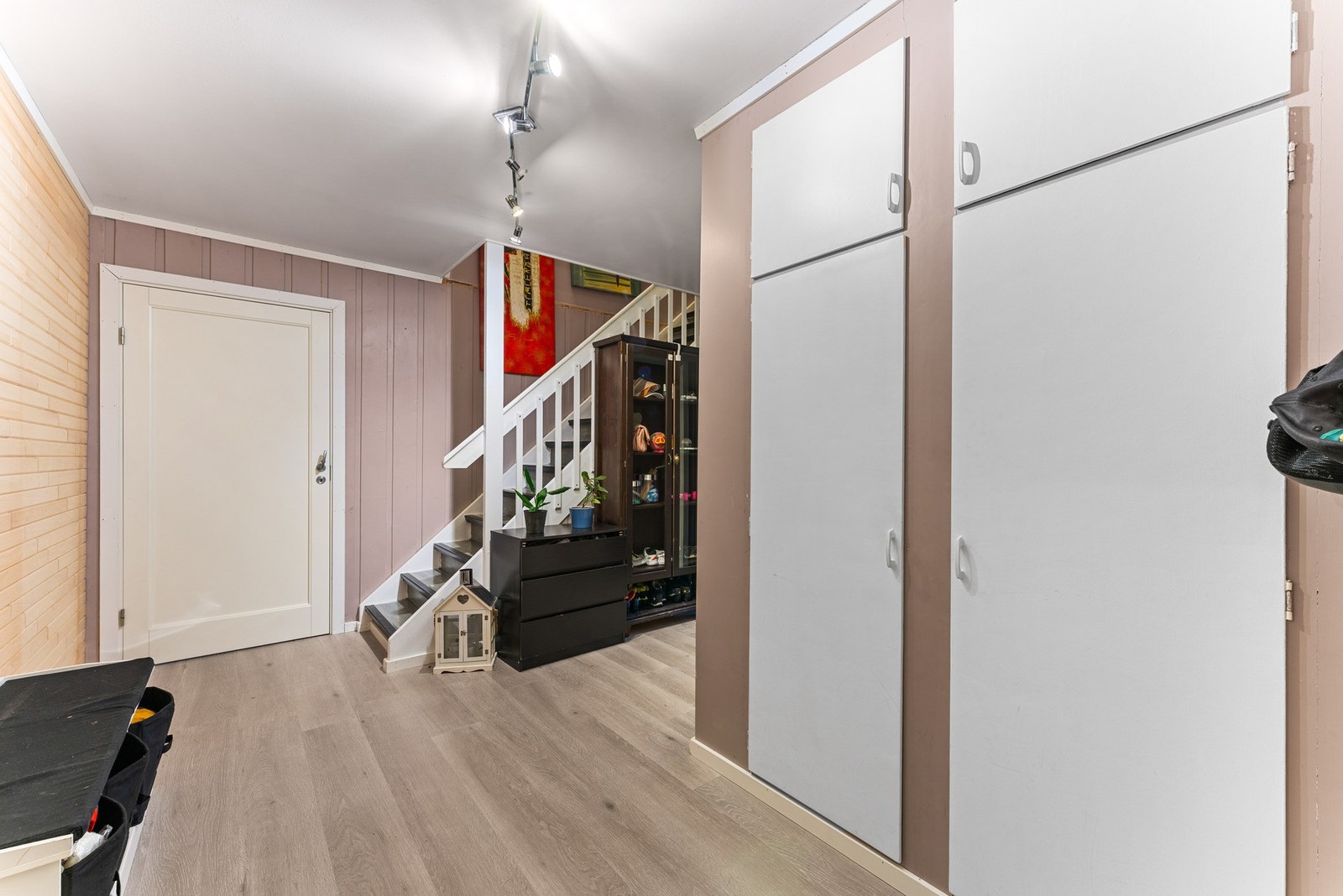 Praktisk gang med gode oppbevaringsløsninger. Galleribilde