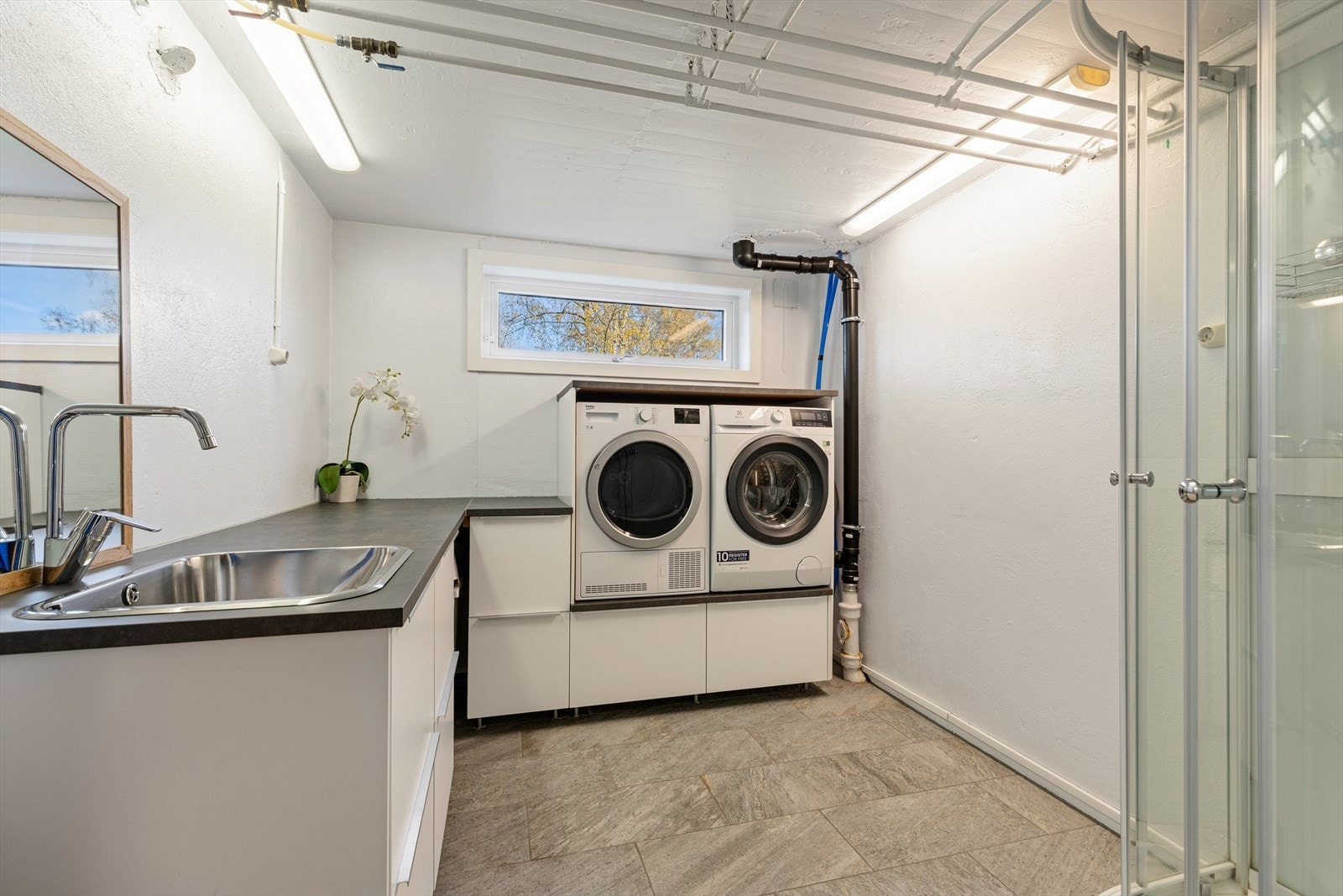 Vaskerom i underetasje, pusset opp i 2018. Flis på gulv og pusset mur på vegg. Galleribilde