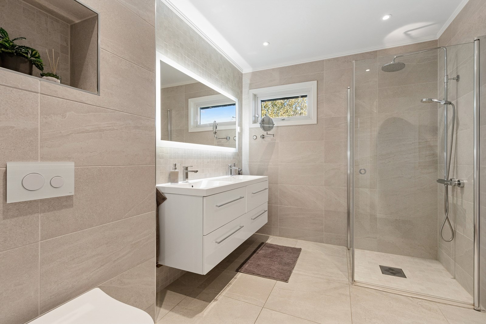 Flislagte overflater og elektriske varmekabler i gulvet. Galleribilde