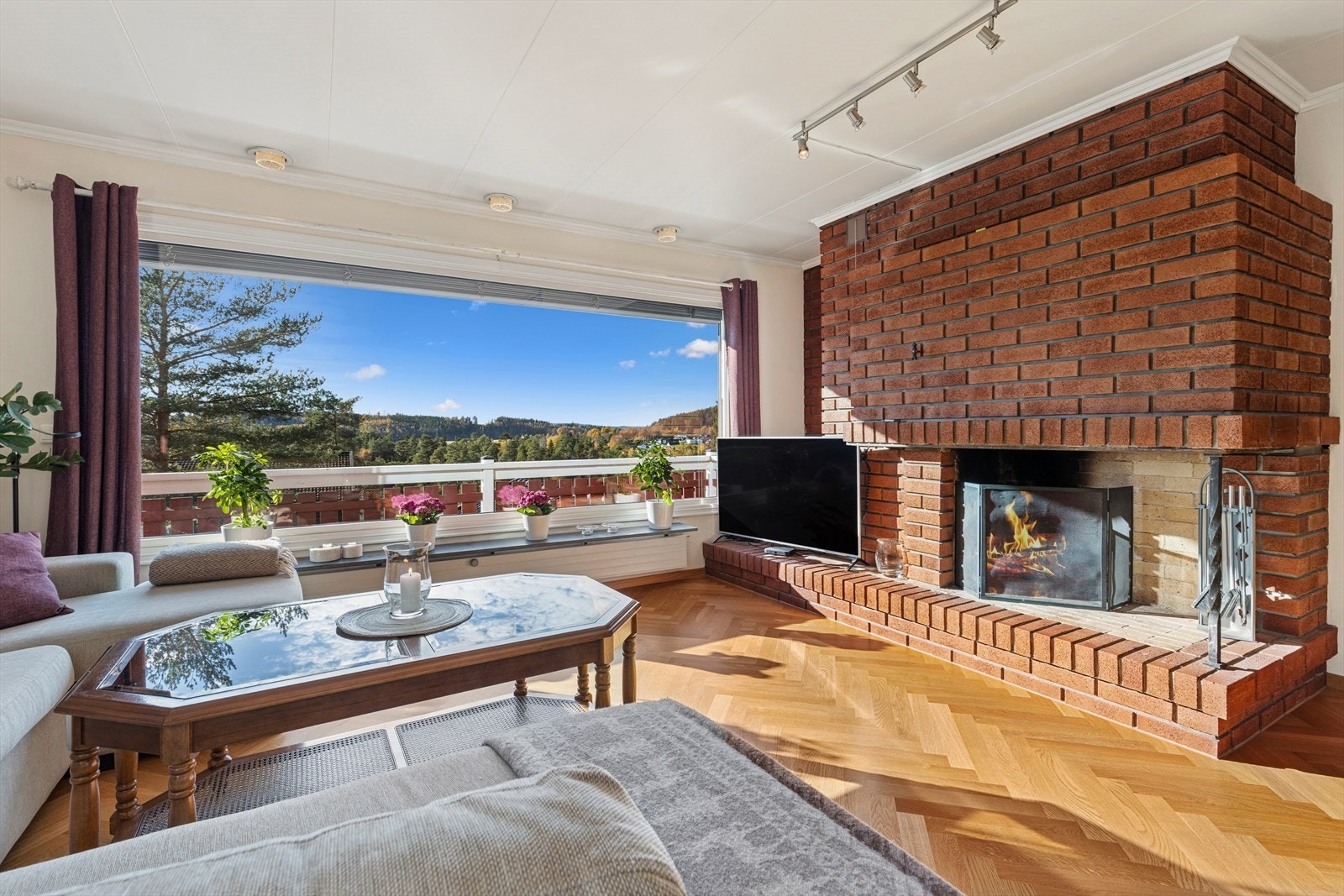 I stuen er det et stort vindu med flott utsikt. Galleribilde