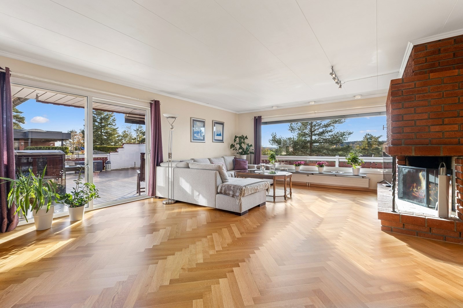 Fra stuen er det utgang til vestvendt veranda på 76 kvm. Galleribilde