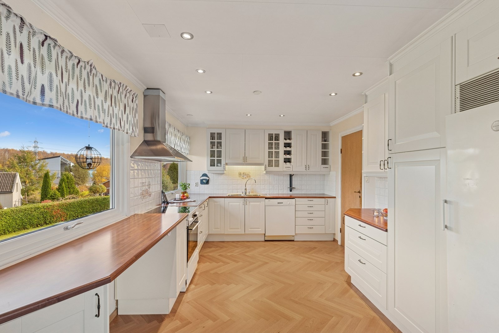 Kjøkken med åpen løsning mot stue. Galleribilde