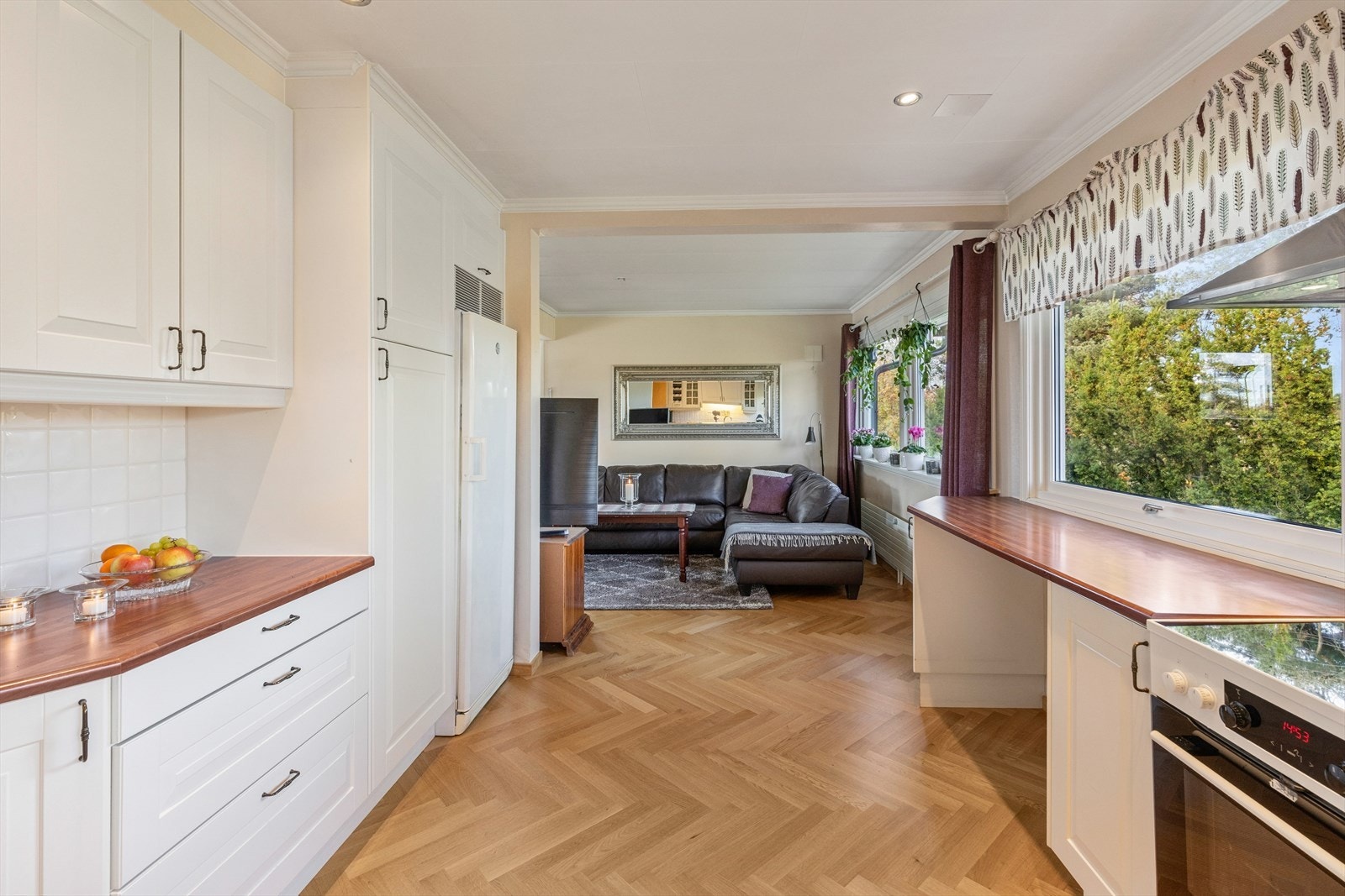 Komfyr, oppvaskmaskin og kjøleskap medfølger. Galleribilde