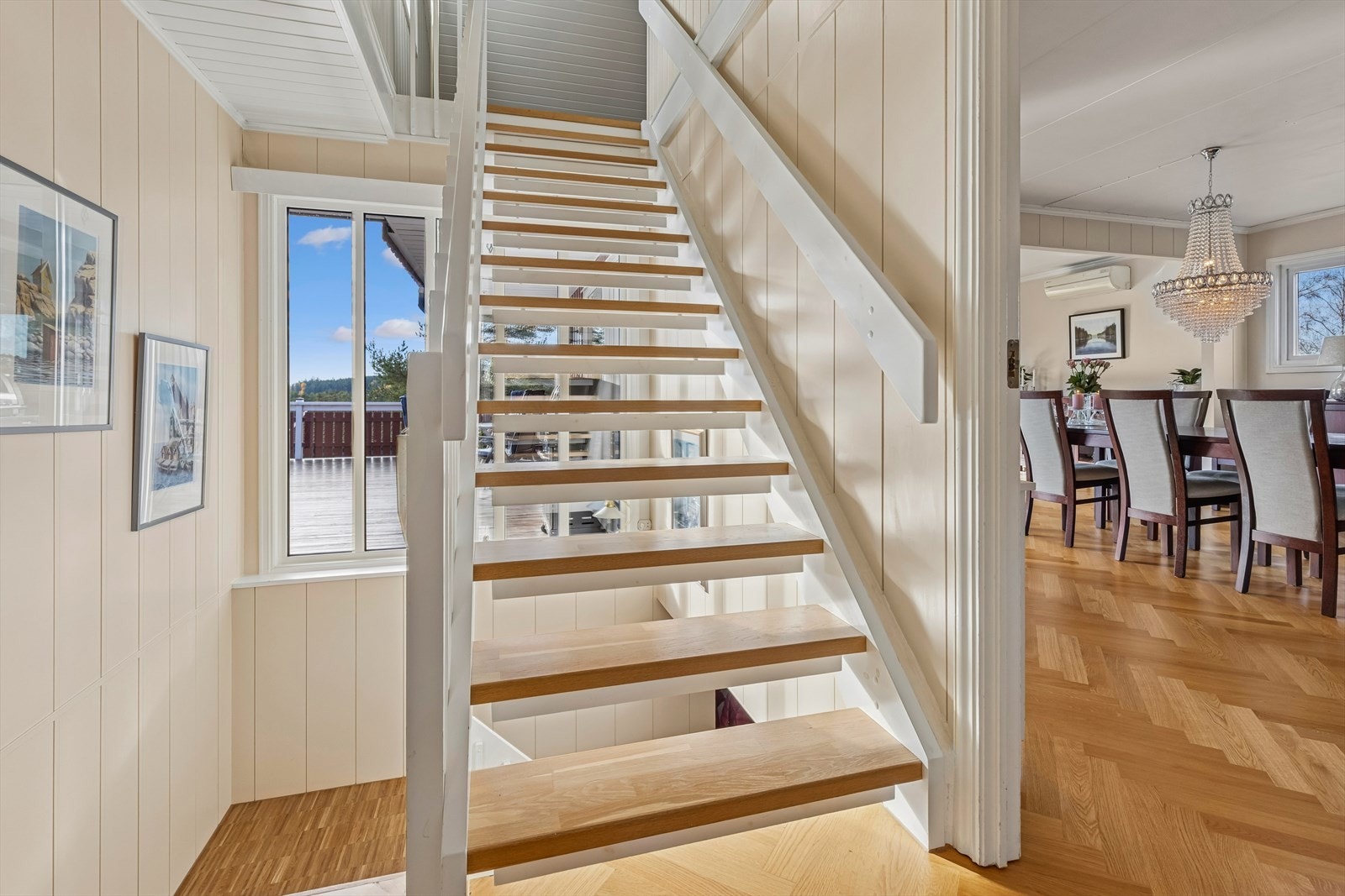 Trapp og til 2.etasje som inneholder gang og 2 soverom. Galleribilde