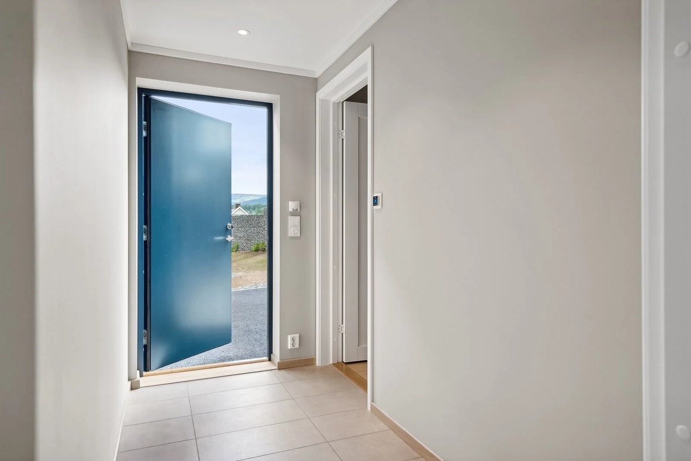 Flislagt entré og innfelte spotter. Hele leiligheten har vannbåren gulvvarme. Galleribilde