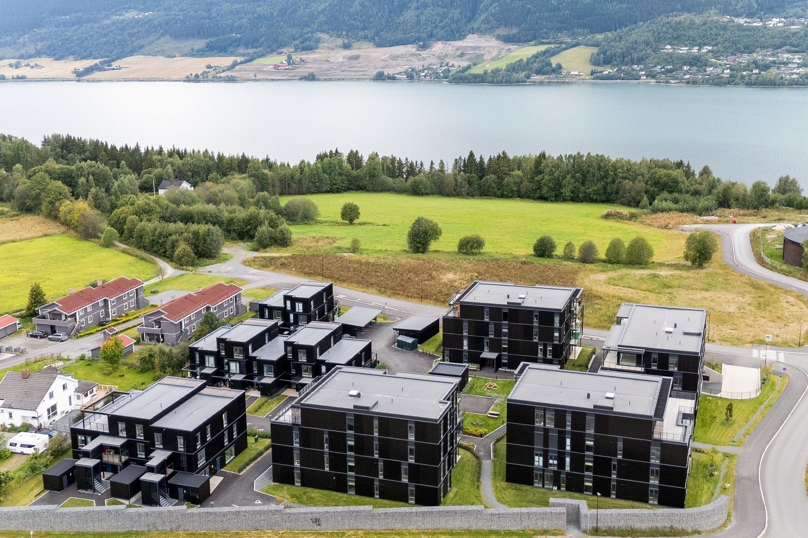 Leiligheten befinner seg i umiddelbar nærhet til naturen og befinner seg i rolige omgivelser. Galleribilde