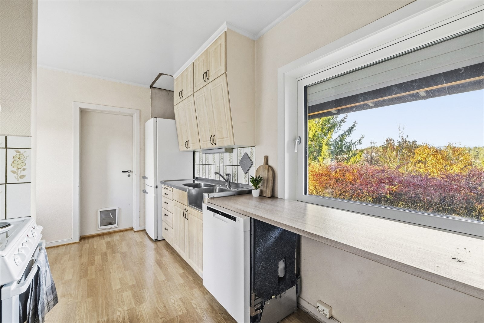 Eldre kjøkken med oppussingsbehov Galleribilde