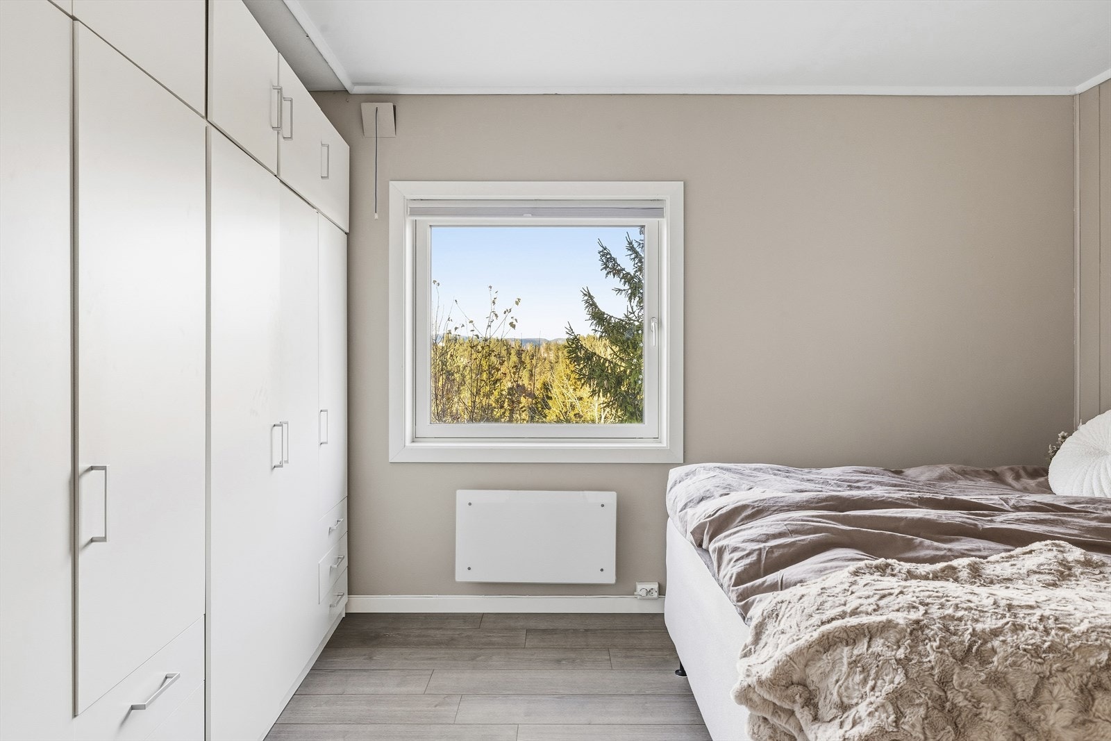 Soverom med god oppbevaringsplass i garderobeskap Galleribilde