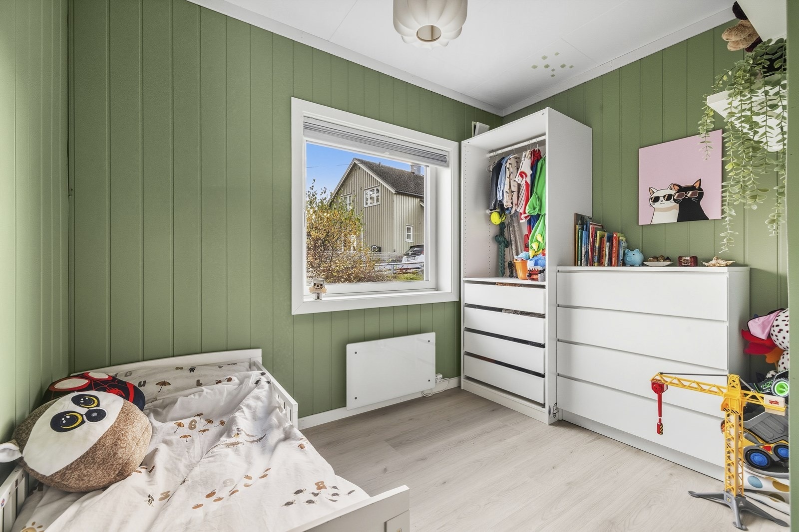 Soverom 2 med nye gulv og nymalte vegger. Nytt vindu og ny panelovn. Galleribilde