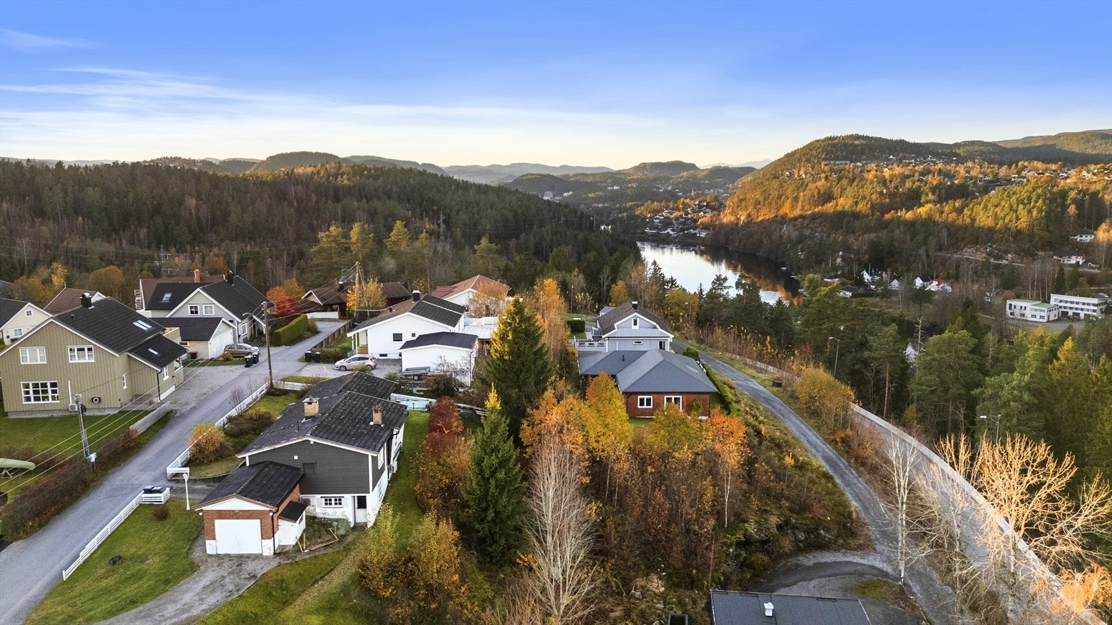 Boligen ligger blindvei. Rolige og barnevennlige omgivelser. Galleribilde