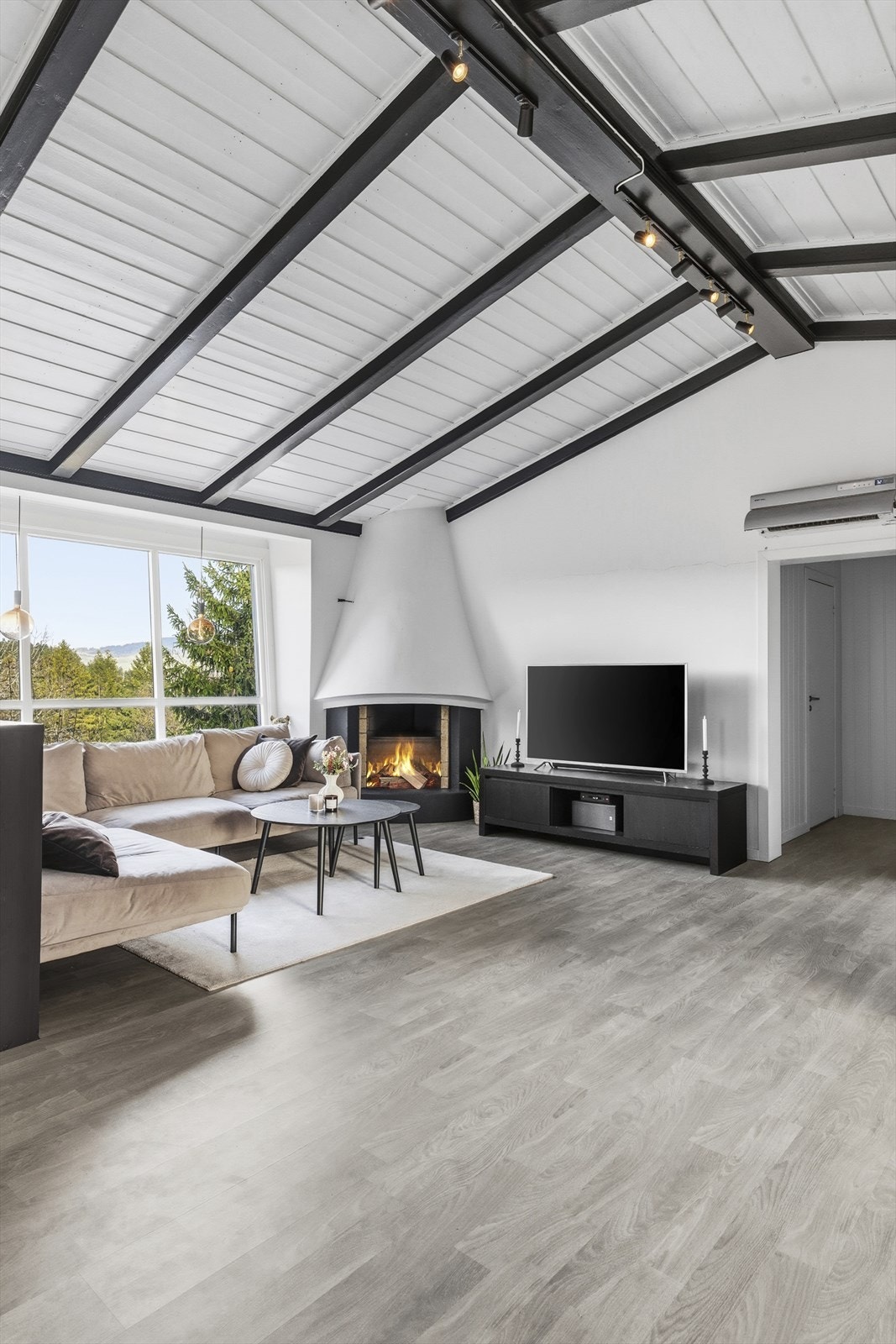 Ekstra takhøyde og store vindusflater gir god romfølelse Galleribilde