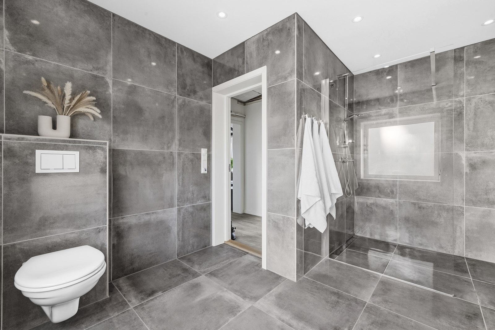 Baderommet er romslig med stor dusj, baderomsinnredning og vegghengt toalett. Galleribilde