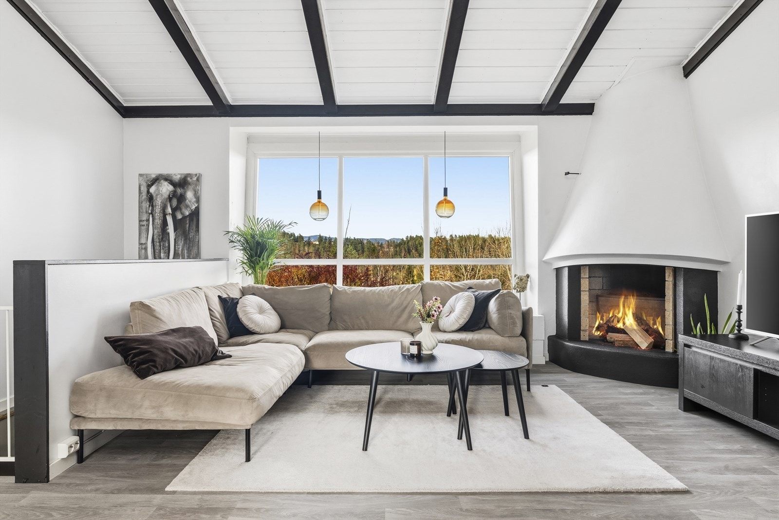 Lys og fin stue med murt peis. God takhøyde og store vindusflater som gir god romfølelse. Galleribilde