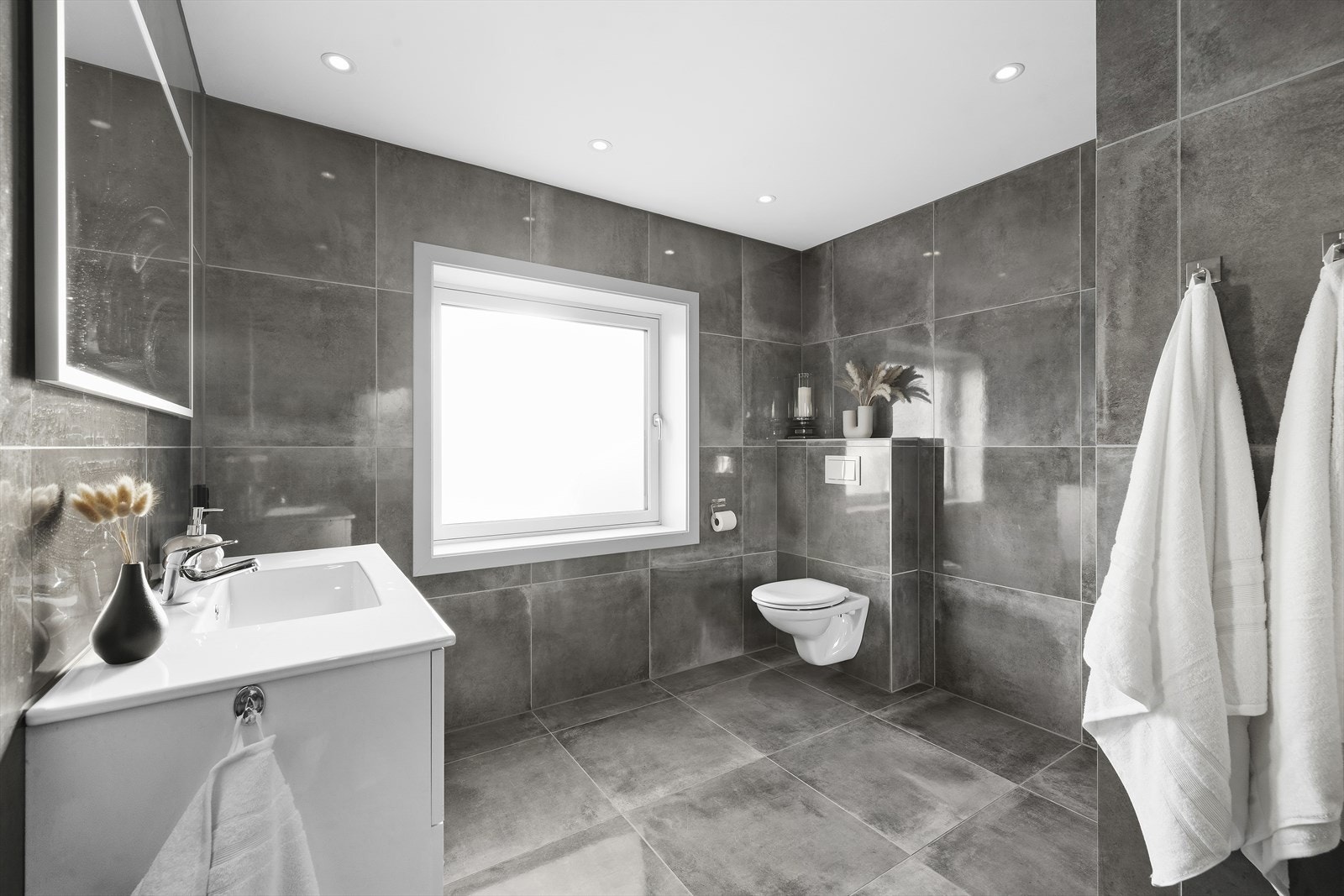 Det er varmekabler i gulv og spotter i himling Galleribilde