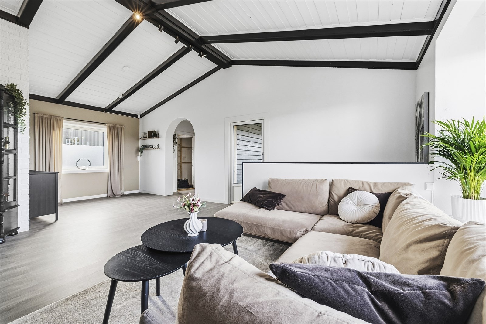 Lys og fin stue med nye gulv Galleribilde