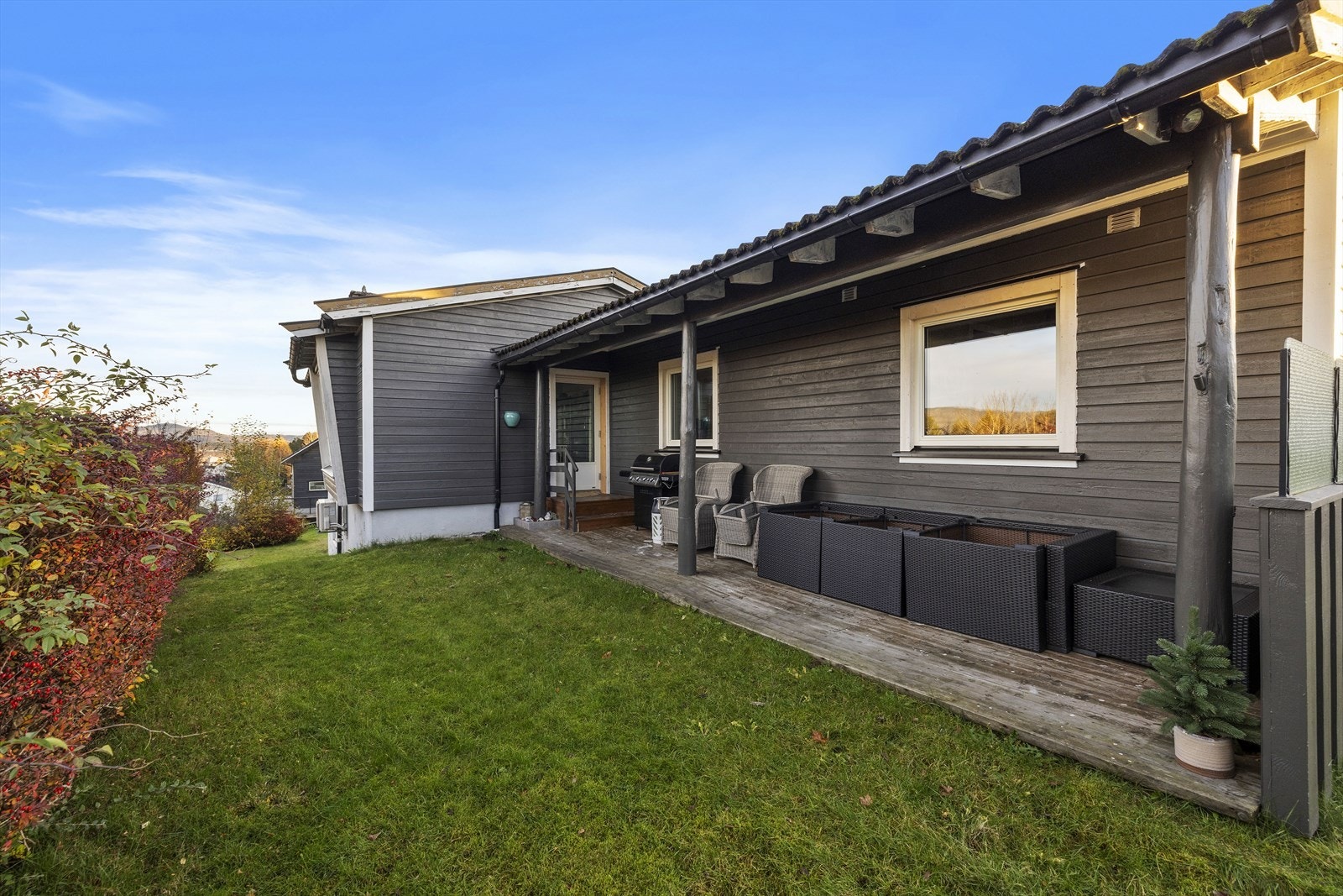 Overbygget terrasse med sol fra tidlig morgen Galleribilde